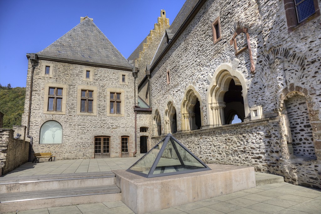 chateau kasteel Bourscheid vianden luxemburg luxembourg burcht ruine slot unesco erfgoed castellum middeleeuwen ardennen karolingische romeinse vesting